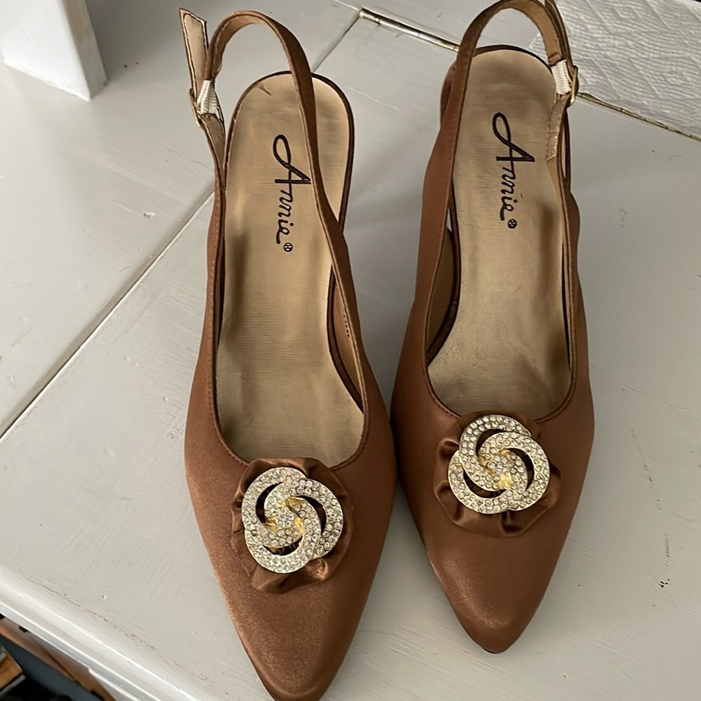 Annie - bronze /copper pumps with “floral crystal decoration”